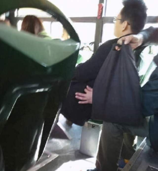 小刘|公交车上女儿突然喊脚疼,宝妈低头一看报了警,乘客:孩子真聪明