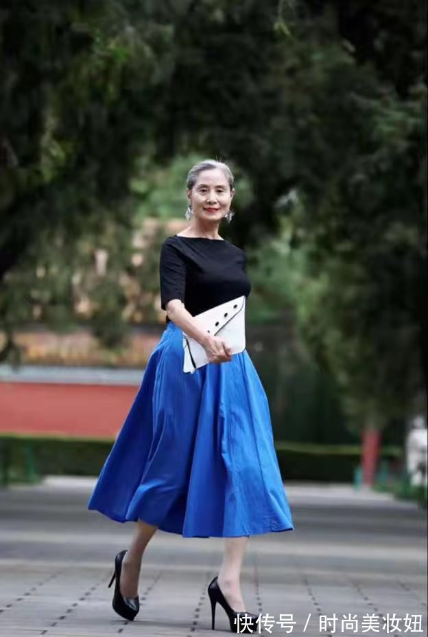 气质|70岁奶奶才是气质的典范,状态如“少女”,穿搭优雅又洋气