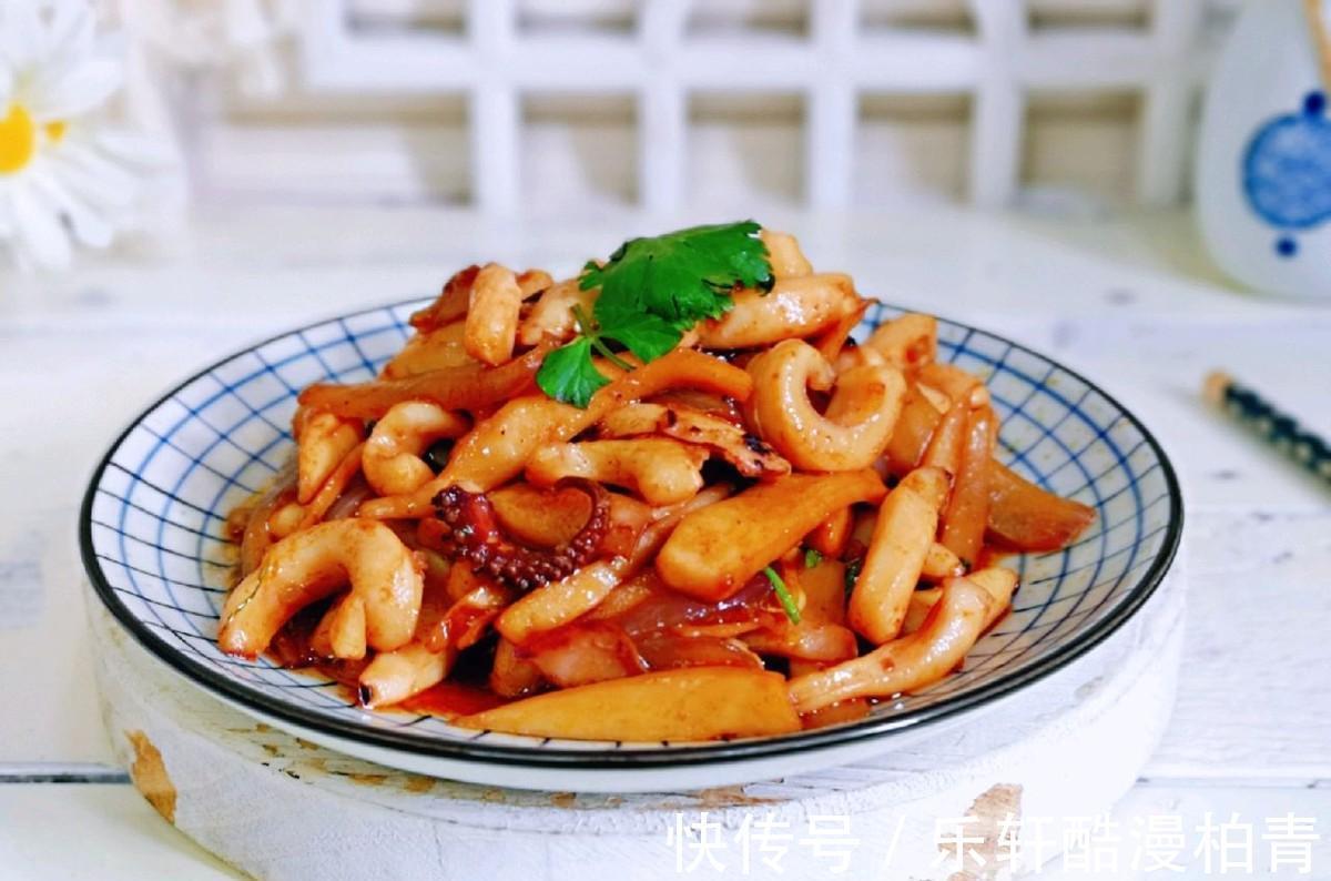 降血脂|杏鲍菇这样做，大人孩子都爱吃，加入鱿鱼一起炒，味道更加鲜美