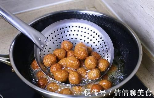 谨记|炸猪肉丸子时,谨记“2不放、加3样”丸子外焦里嫩,放凉也不硬