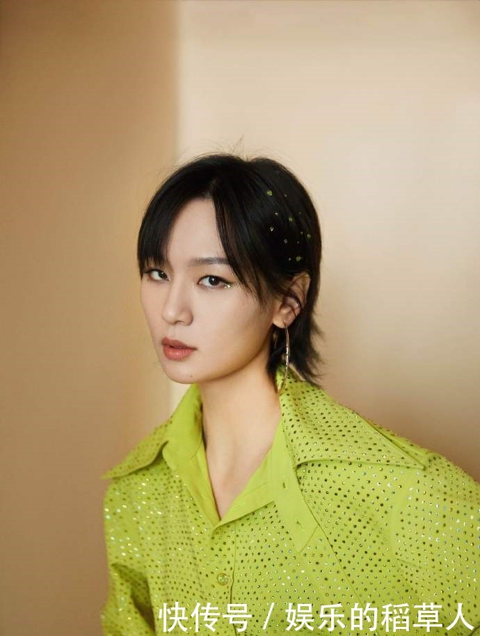 造型|周笔畅最新舞台造型,黄色碎钻套装明艳动人风采