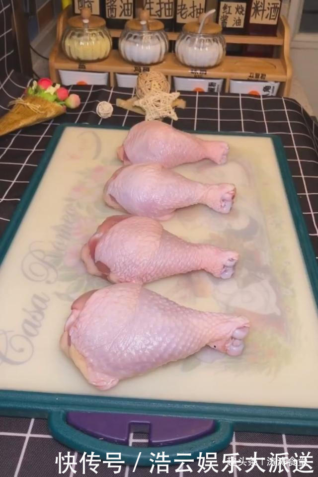  电饭锅|颜色红里透亮，肉质鲜嫩入味，做成后满屋飘香，超级诱人，煲鸡腿