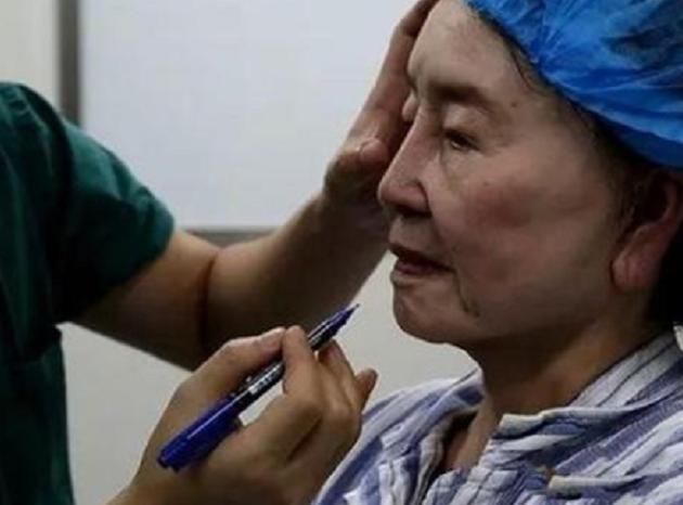 一转眼15年,当初生完孩子一夜睡醒变成老太的80后女孩,后来如何