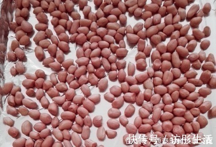 花生米不用炒,用盐水泡一泡,比炒的好吃,鲜香酥脆,越吃越过瘾