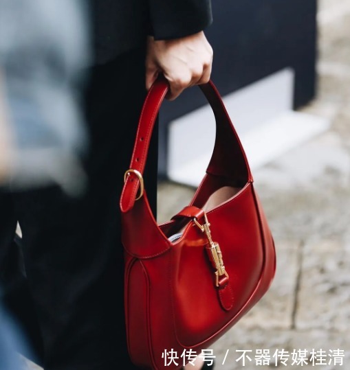 b背上这些腋下包,你就是行走的“酷GIRL”