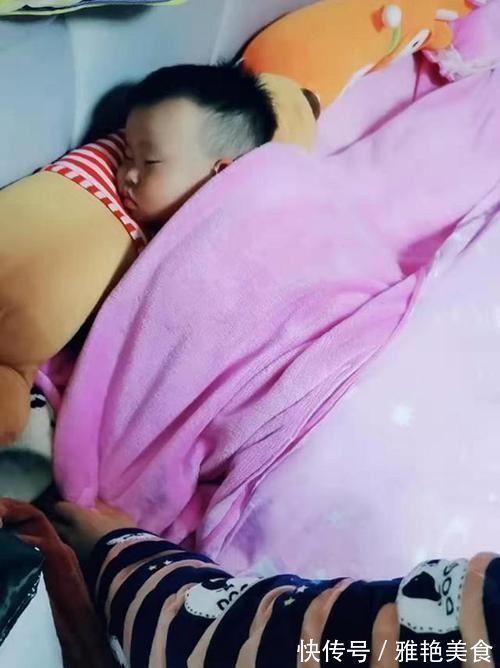 睡姿|宝宝很“安详”的睡觉，妈妈掀开被子后无法淡定，网友卧虎之相，此子大才