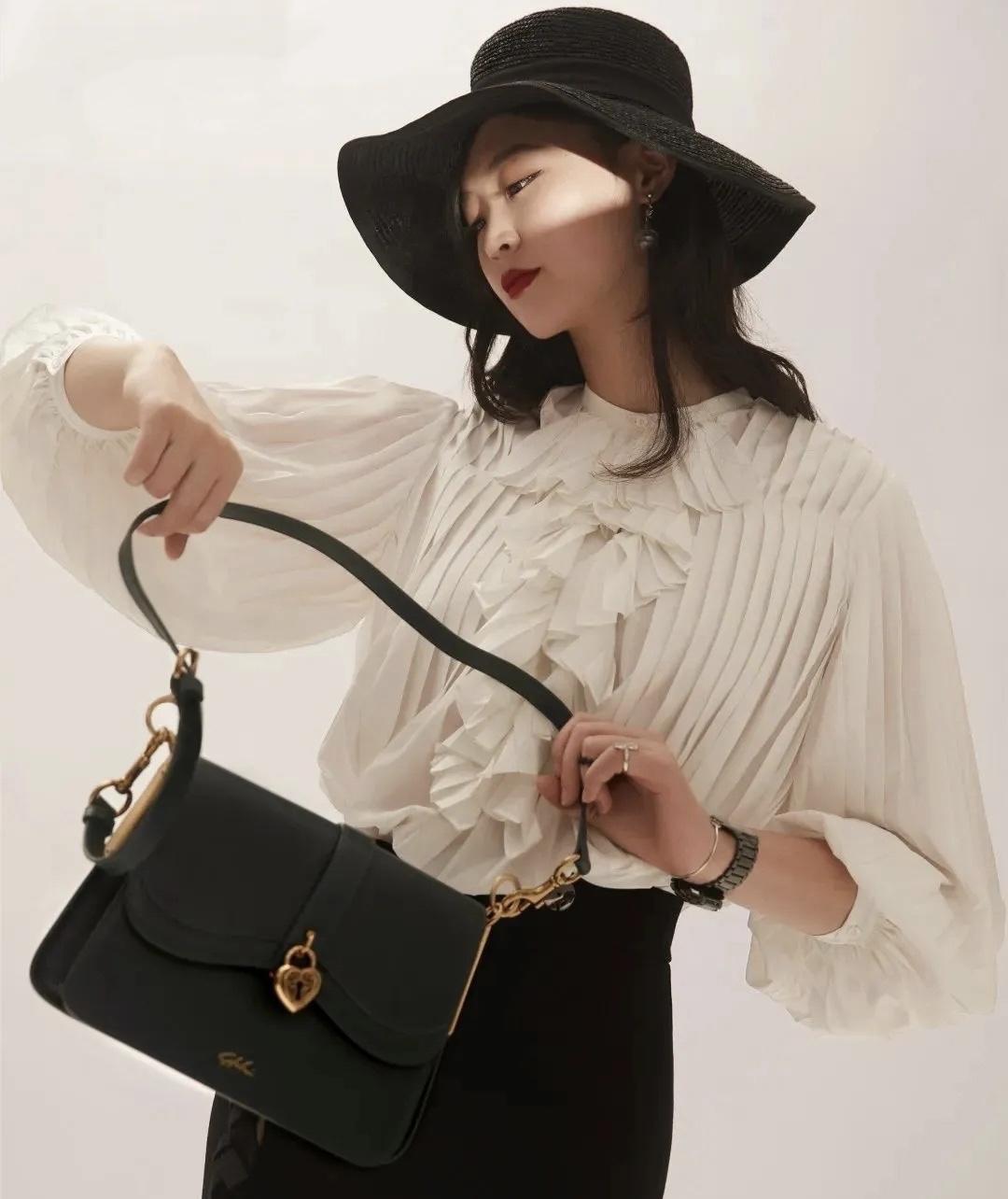 礼服裙|30岁惠若琪的身材被低估了,穿一袭小黑裙亮相凹凸有致,高级优雅