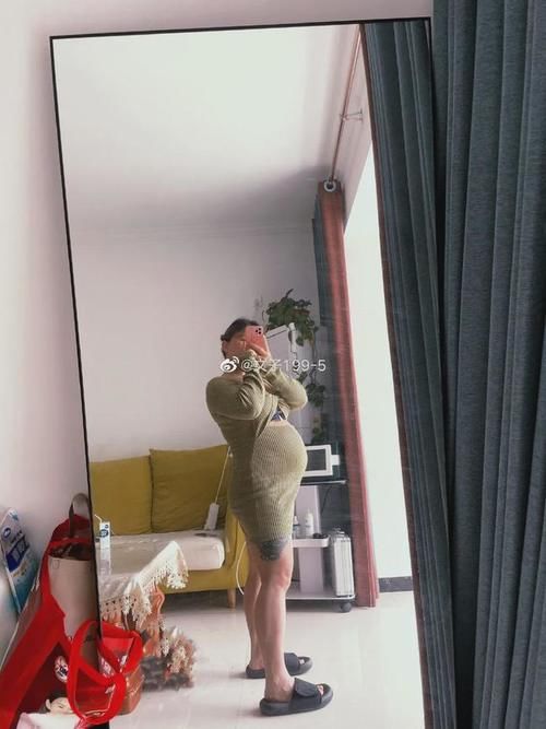 深蹲|9个月孕妇,生产前夕挺巨肚做负重40斤做深蹲!网友:震惊我全家