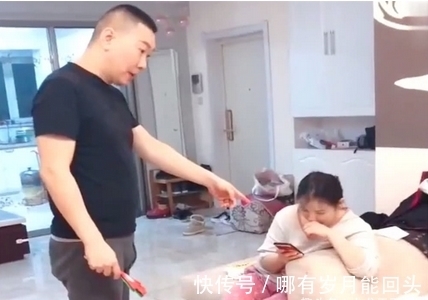 小家伙|爸爸假装打妈妈,双胞胎宝宝的反应暖心,感觉爸爸才是意外