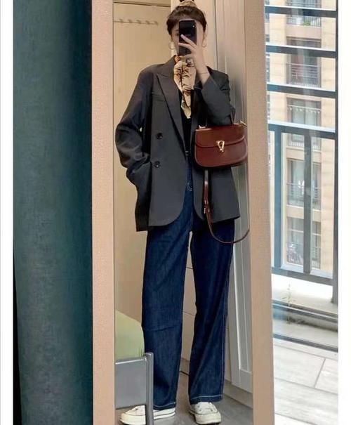 灰色给人一种很温暖、和蔼的感觉，这样子的穿搭方法也非常的时尚