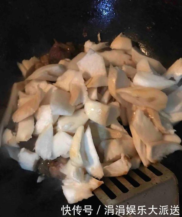 味极鲜|西红柿的黄金搭档不是鸡蛋！而是没人关注的它，强壮筋骨，长高个