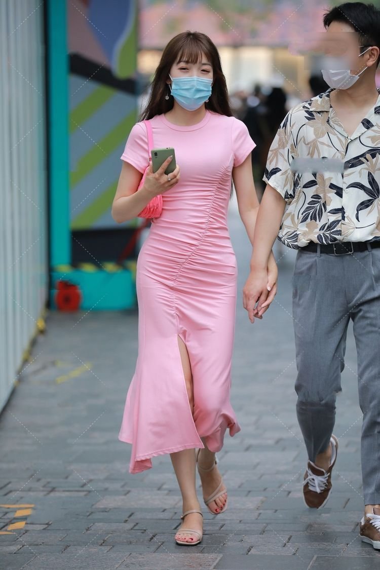 包包 美女身穿圆领开叉连衣裙, 优雅又可爱, 彰显时尚气质