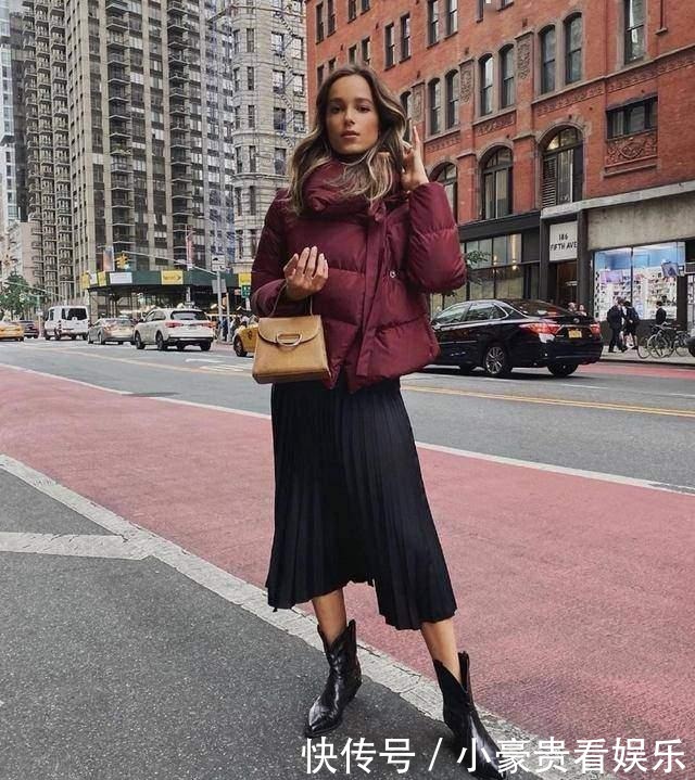 今年冬天的最百搭奖，我颁给“羽绒服+半身裙”，谁穿谁美
