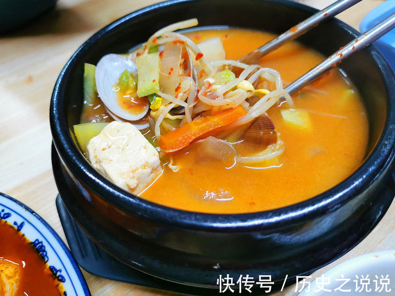 馆子|女儿请爸妈下馆子, 3菜1汤2主食,花费没过百,网友:真实惠