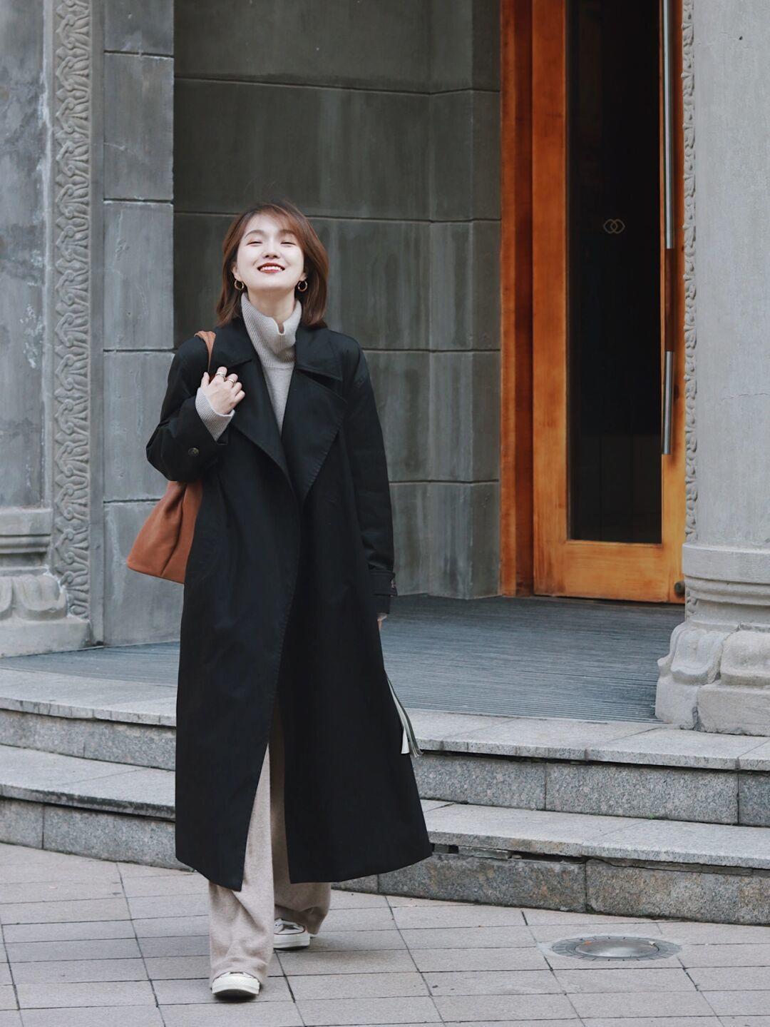 半身裙|天气回暖该怎么穿出氛围感?米色卫衣+黑色半身裙,清纯又不失个性