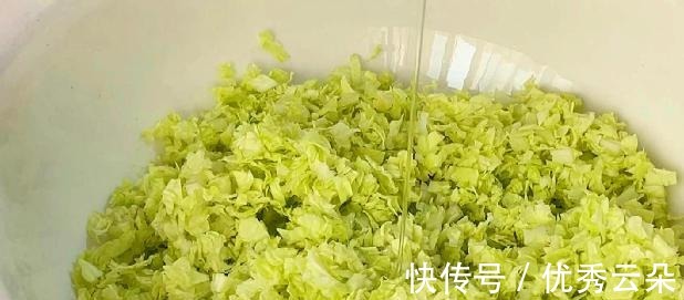 调白菜肉馅时，最忌用盐杀白菜，教你饭店不外传配方，鲜香又多汁！