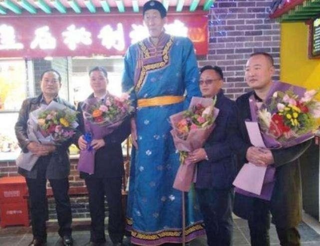 第一男|中国第一男巨人鲍喜顺:12年前不听医生建议生下儿子,如今怎样了