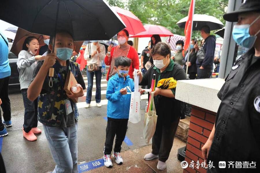 赴考|再三叮嘱！赴考家长考点外为考生加油鼓气