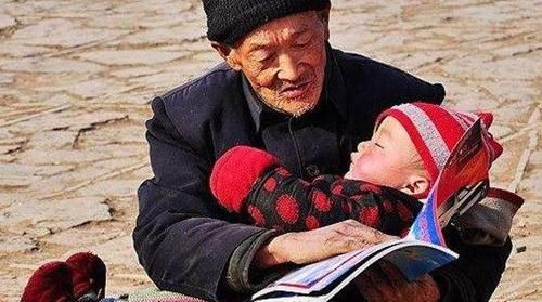 老人这些“假带娃”行为，对孩子危害很大，年轻父母赶紧阻止