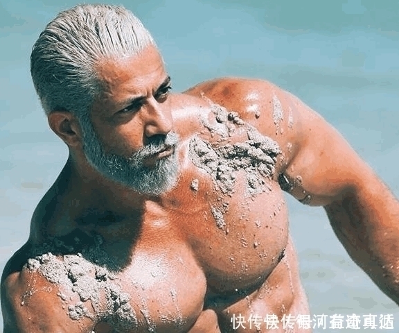 真正的男人|男子健身8年后大变样,两鬓斑白,网友乍从小伙练成大伯了呢