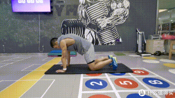 动作|健身成长手册 篇二十二：一对哑铃练遍全身肌群，14个哑铃健身动图，新手跟练起来