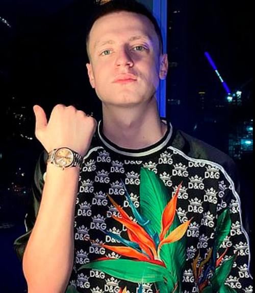 网红男主播直播时突然暴揍模特女主播，头破血流，全程被围观