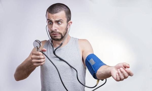 坏事|为啥到了夏季血压会降低，好事还是坏事？高血压患者该如何用药？