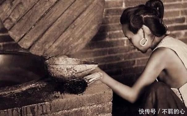 女子|清末罕见的老照片穷家的女子衣不蔽体,“富二代”的少爷刚过门的幼妾