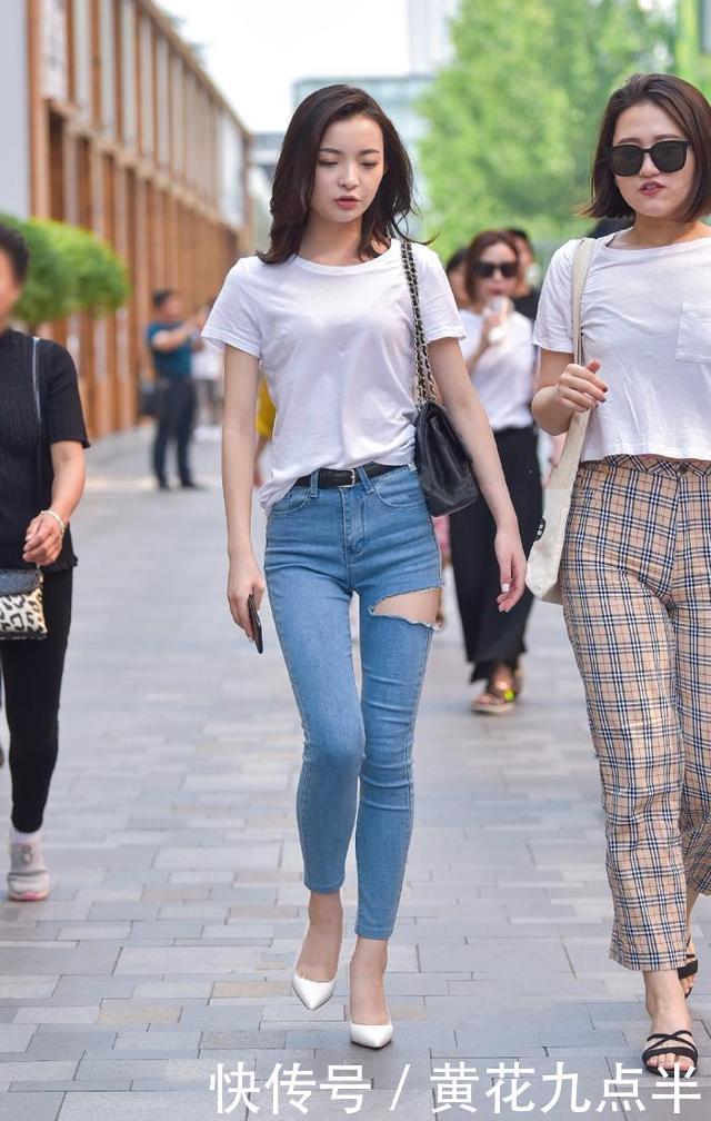 为了把牛仔裤穿出犀利裤的赶脚,刻意在裤腿上剪了一剪子