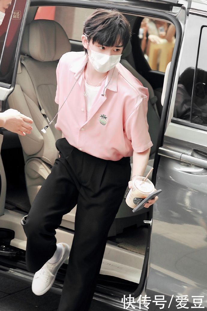 我们粉|210621 丁程鑫《快乐大本营》上班饭拍出炉 才不是小枣糕,我们粉着呢