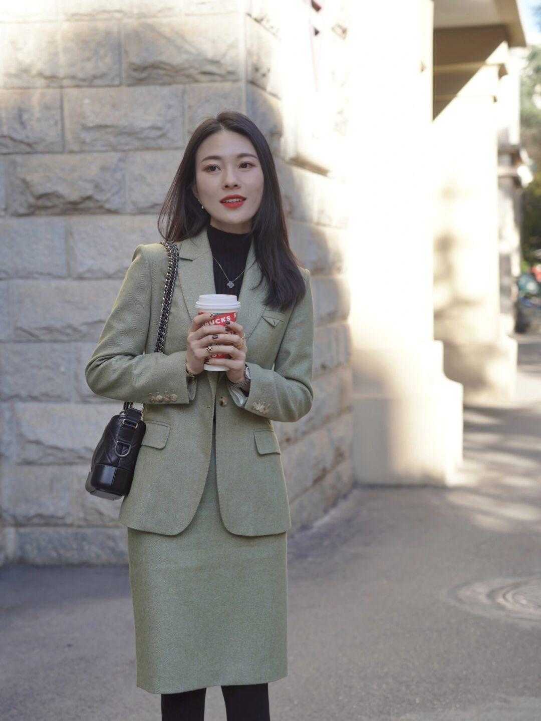 搭配|别再用西装配九分裤了!今年流行搭配小裙子,干练利落又不失温柔