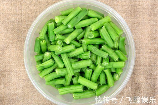 爽口|炒豆角，不要焯水或者过油，下锅前多做1步，豆角翠绿爽口不发黑
