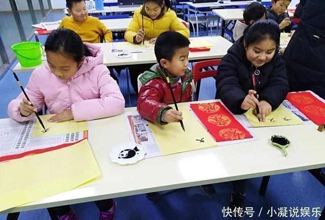 草莓|女儿逛街想要抱抱,“懒爸”的做法让人笑喷了,网友绝对亲生的