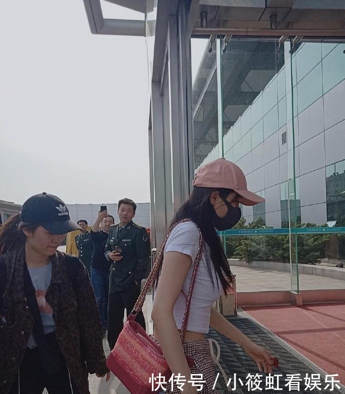 格外|粉色的帽子具有衬肤的效果,让小姐姐显得格外的青春