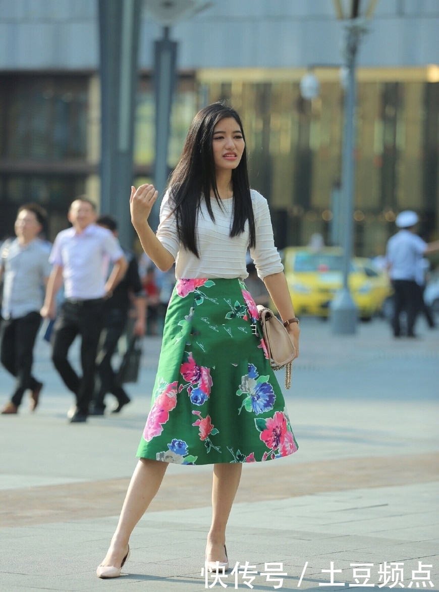迷人|街拍:美女穿绿色的孔雀群,完美的身材和气质,优雅又迷人!