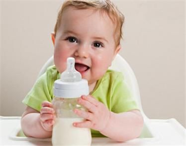 一日三餐|宝宝一岁左右的时候应该怎么合理安排一日三餐呢？