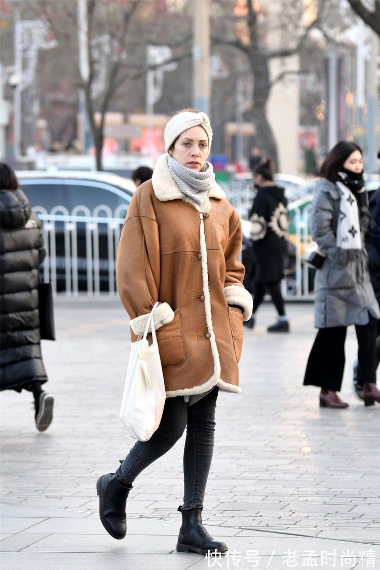 羽绒服 街拍:美女很会运用色彩,红色的大衣秀出黑色内搭,让人眼前一亮