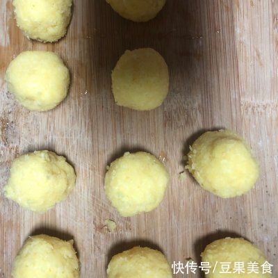 掉渣|美味调剂生活，酥到掉渣～椰蓉开口酥不可错过