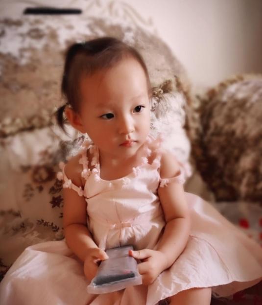 女网红|当年24岁女网红收养“皮包骨”女孩,却充满质疑声,如今怎样了