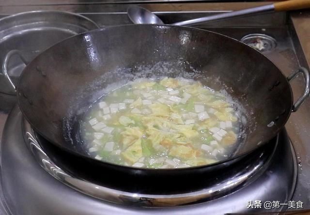 豆腐|一根丝瓜，一块豆腐，搭配两个鸡蛋，厨师长炖成滋补汤，清香营养