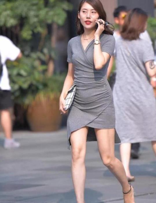 街拍美女身穿白色连衣裙,身姿柔美,让人心动