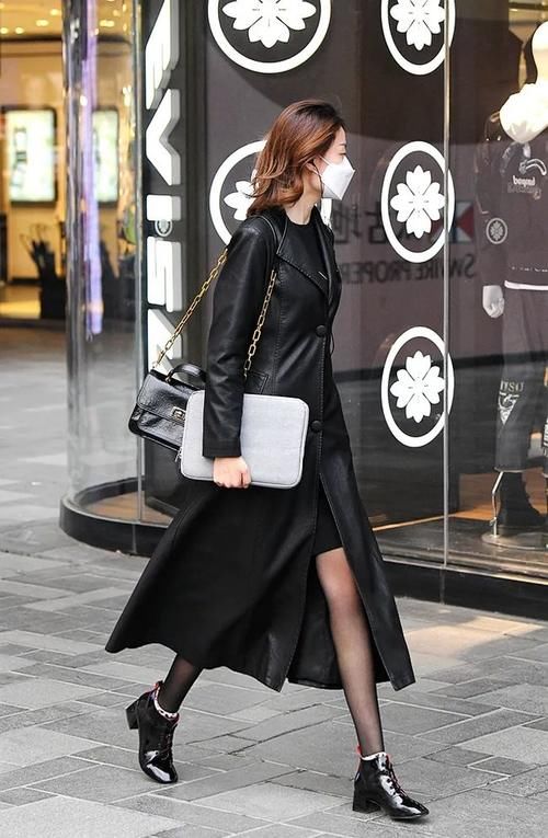 越穿越有门道的黑丝美女，眼神迷离吸引人