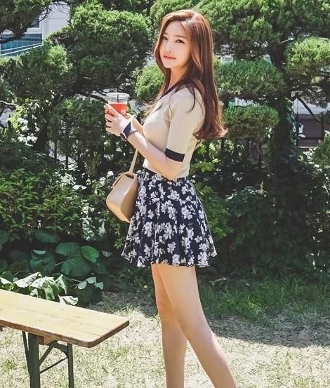 碎花裙|美女模特：干净白皙的美女，短袖搭配碎花裙，完美展现修长美腿