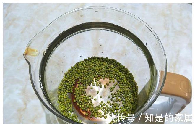 清澈|熬绿豆汤总发红?教你正确做法,豆汤清澈透绿,三伏天正好喝