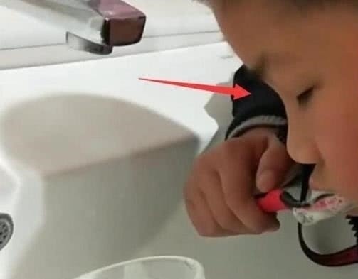补课|宝妈发现儿子刷牙一动不动,十分钟还没刷完,走近后却忍不住泪目
