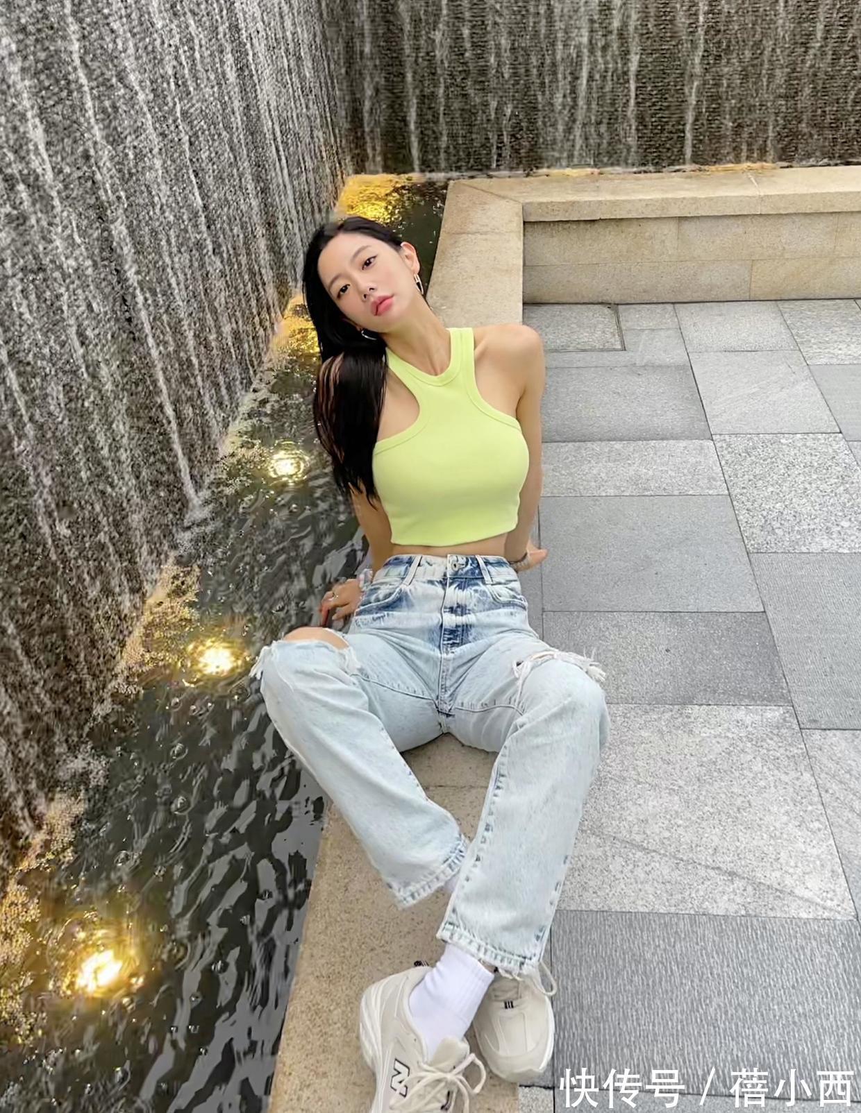 美眉|克拉拉真是“亚洲第一美女”,连土味白色紧身裙,都穿出了高级感