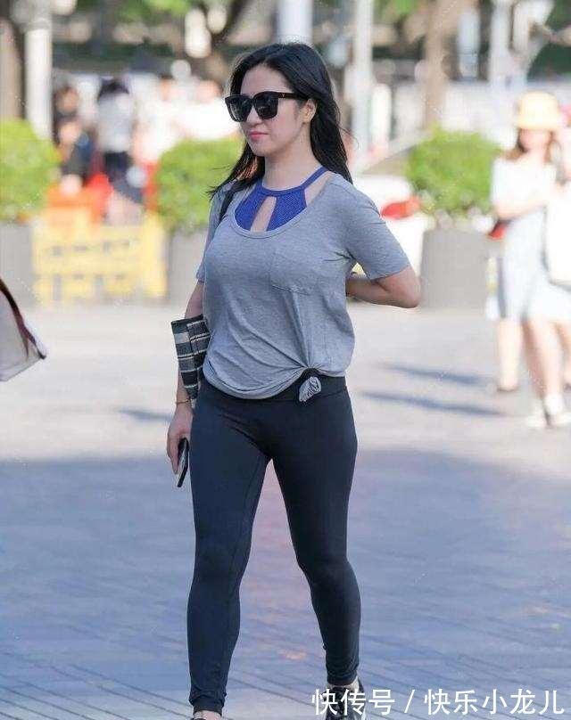 打底裤 穿着一身瑜伽裤的小姐姐,简约中透着个性,显白美丽