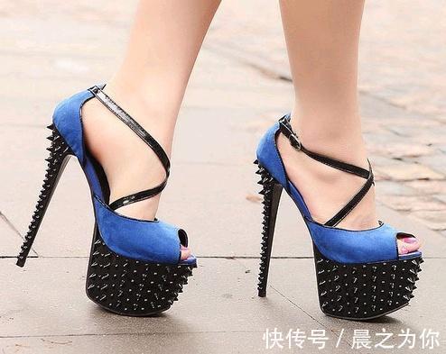 女人 尖头细跟鞋是很多女人的最爱,造就了女人的美感