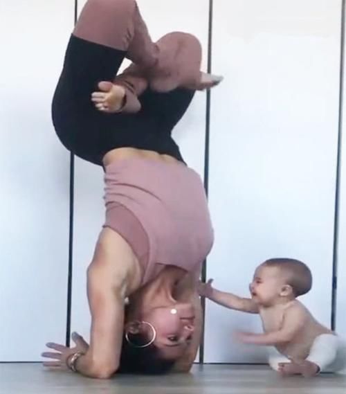 瑜伽|妈妈倒立练瑜伽,宝宝笑着赶来“吃奶”,动作乐坏网友:饿坏了吧