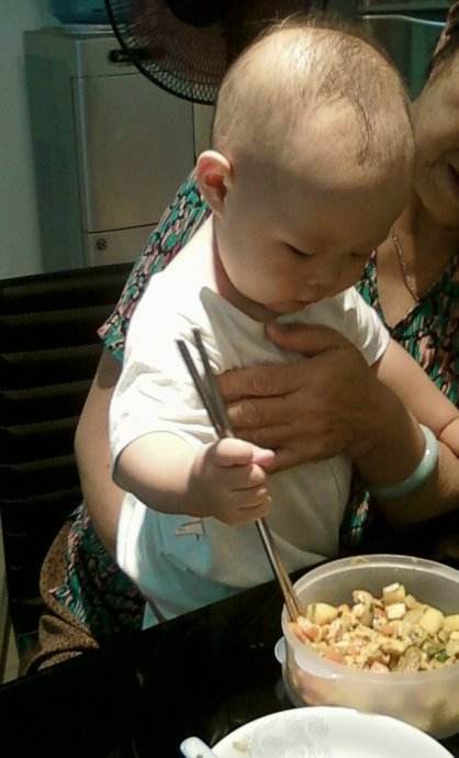 宝宝|粗心婆婆照顾孙子吃饭,却使得两岁宝宝右眼永远失去光明